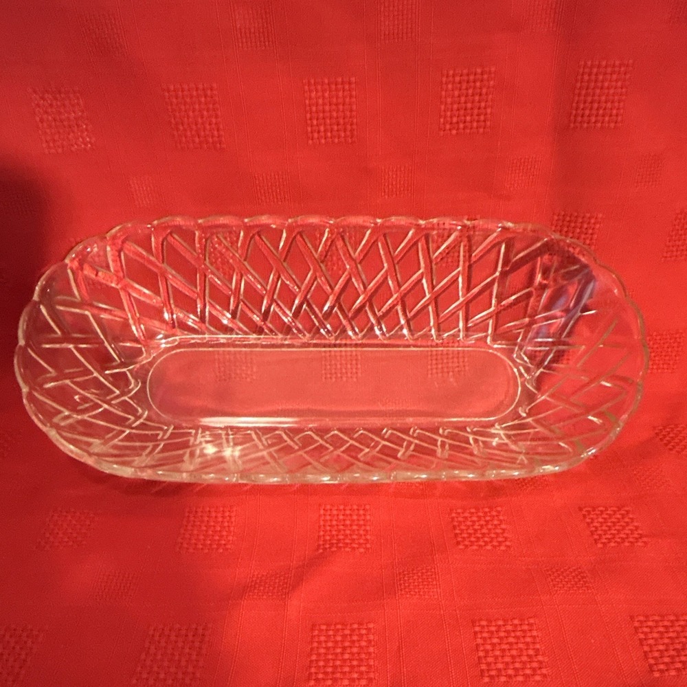 Pretzel glass celery dish Decorative, 11 in x 4 in
